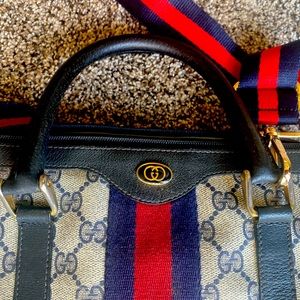 Authentic Gucci handbag 👜 💙❤️